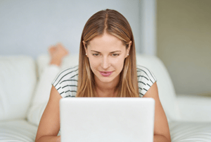 innercircle-ragazza-con-computer-guardando-inner-circle-2